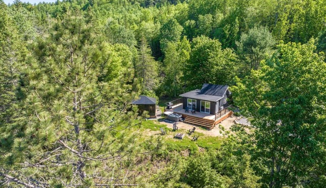 Chalet Hello| Private Lake Access | Hot Tub | EV