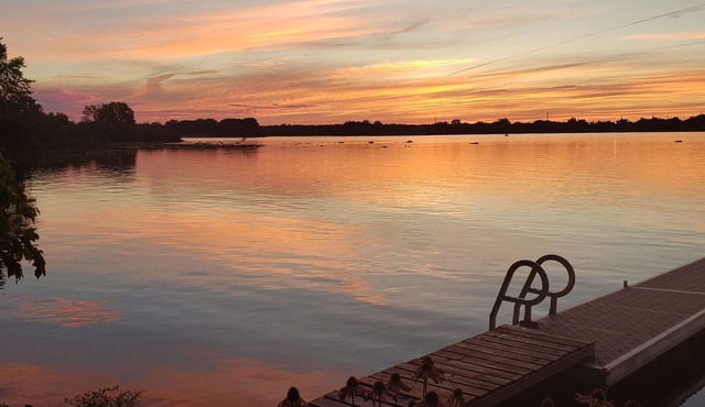 Chalet au Bord de L'eau Pour Relaxer et Vivre un Sejour Reposant et Amusant