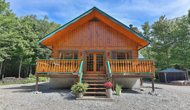 Chalet en pleine nature avec 80 acres de terrain et SPA!