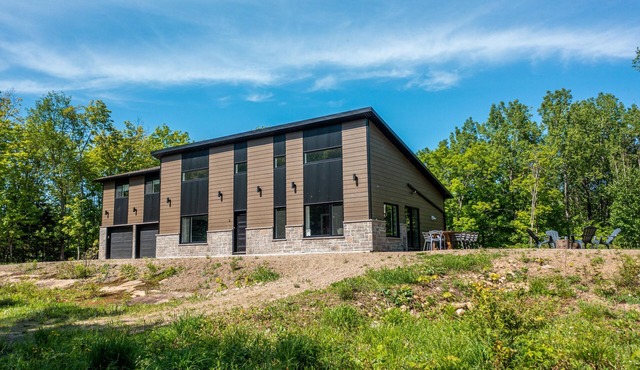 Chalet Orion, Lanaudière, spa, lake access, family-friendly and petfriendly