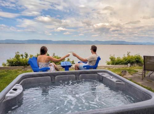 Chalet Studio #5 Waterfront with Spa, Fireplace & Wifi