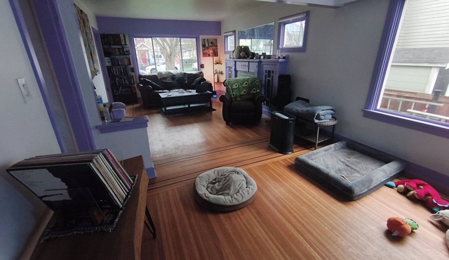 Character Home in Cedar Cottage, East Vancouver - Pet Friendly. Sleeps 7.