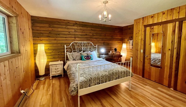 Character Home, Pool Table, 2 min walk to Beach, Hot Tub, Fenced Yard