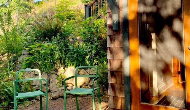 Charming 1-bedroom Hilltop King Suite