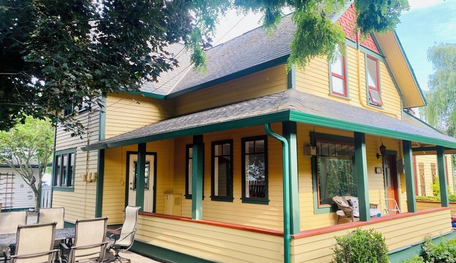 Charming 1913 Heritage House By The Lake