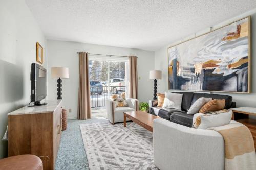 Charming 1BR Near DT Kimberley: Pool, Hot Tub, Gym