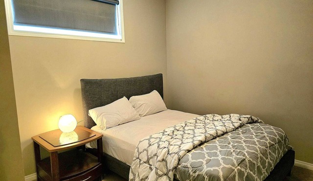Charming 2-Bedroom Basement Suite: Comfort & Convenience Await in Prime Location