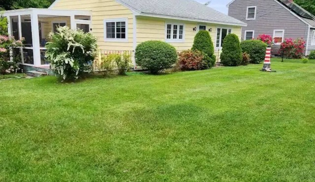 Charming 2-bedroom house in peaceful Ogunquit with AC and screened porch.
