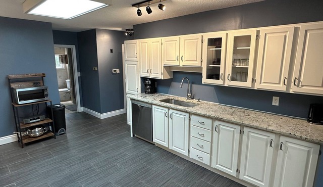 Charming 2-bedroom house in wonderful Ottawa with AC, WiFi