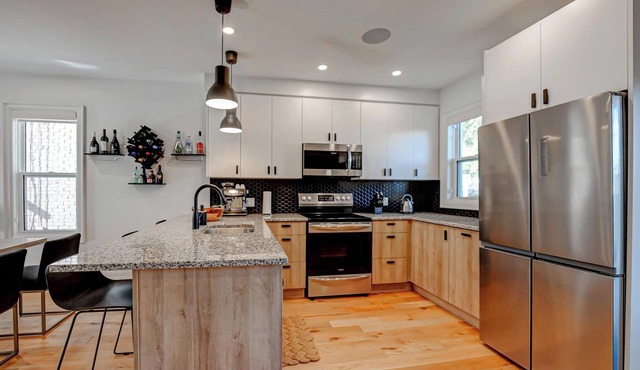 Charming 2-bedroom sunny home in Hamilton