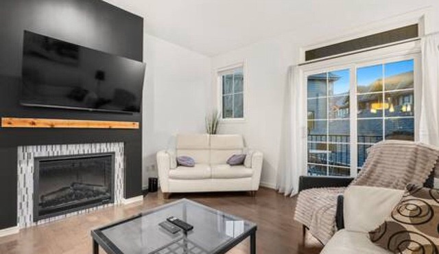 Charming 2 BR, Garage, Fireplace, 20 min to DT