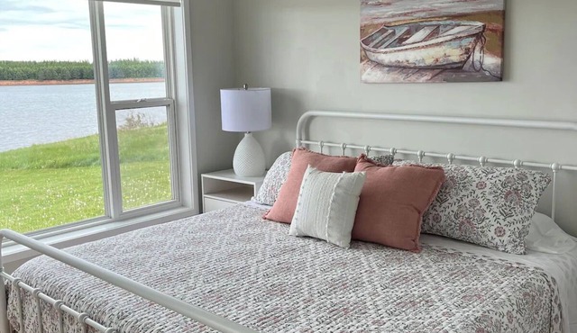 Charming 3-bedroom cottage in serene New London with AC, WiFi