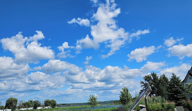 Charming 3-bedroom cottage in 1.5 hour drive from Toronto at Muskoka region.