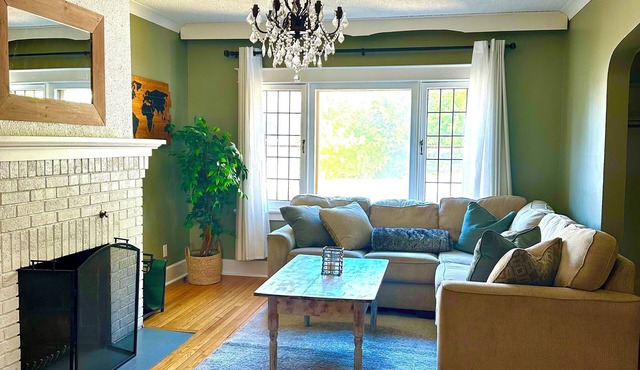 Charming 3-bedroom semi detached with WiFi and AC in lovely Ottawa