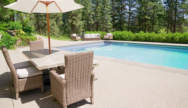 Charming 4 acre estate with salt water pool