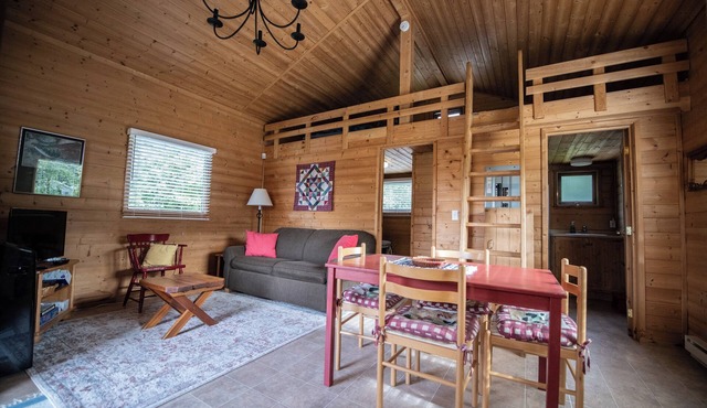 Charming, affordable cabin - steps from the beach!