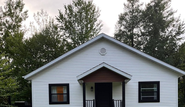 Charming Chalet Willow with lake access and close to ski slopes