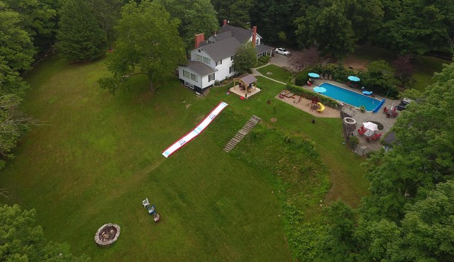 Charming Countryside Farmhouse Loaded with Amenities