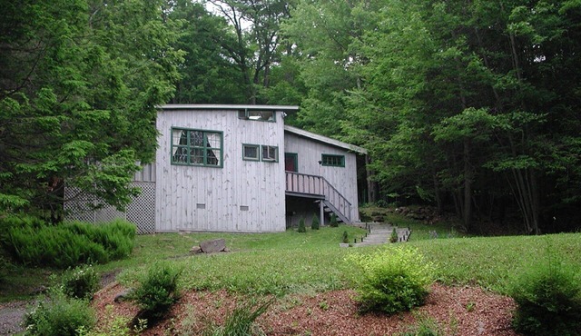 Charming Countryside Cottage in woodstock with outdoor hottub. Very private.