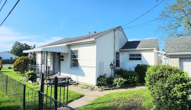 Charming Furnished Bungalow with high speed internet and Gorgeous Lawn