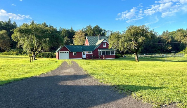 Charming Historic 4 Bdrm Farmhouse AC secluded, centrally located, fishing pond