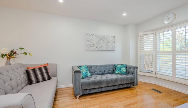 Charming Home in Toronto Area near Airport, Stores–Ideal Getaway! 🏡