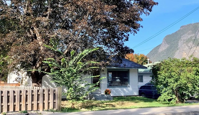 Charming pet friendly 2-bedroom family home in Canoe with WiFi and AC 🏳️‍🌈🏳️‍⚧️🇺🇦☮️
