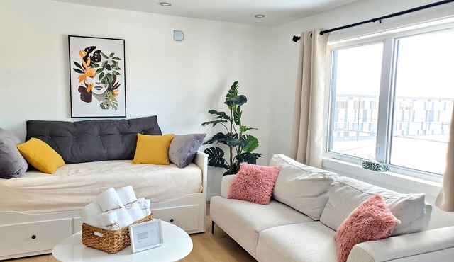 Charming Retreat Near Montreal: Sleeps 7, Pet-Friendly, Free Parking!