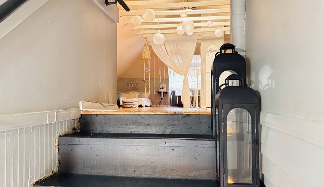 Charming Rustic Loft Retreat with King bed