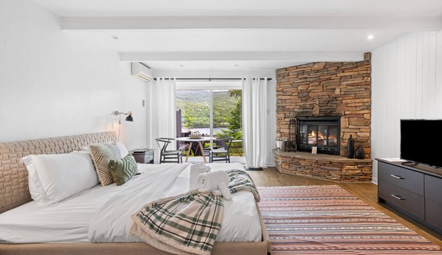 Charming Tremblant Lakeview Studio