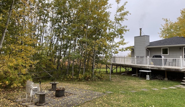Cheerful 3 Bedroom Cottage with Fireplace.