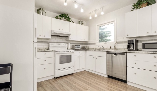 Cheerful 3 Bedroom Main Floor Private Suite Near Waterton