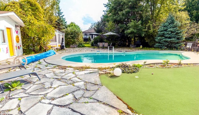 Cheerful 4-bedroom Cottage with Outdoor Pool , short drive to Wasaga Beach