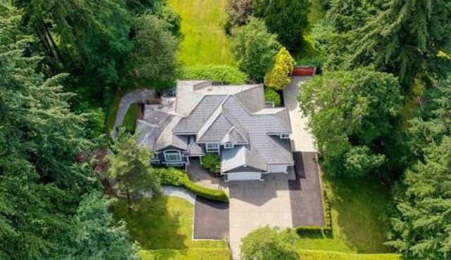 Cheerful 8 bedroom home C/W hot tub, 1.6 Acre lot