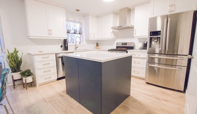 Cheerful home away from home in Dartmouth. Perfect for short term stays!