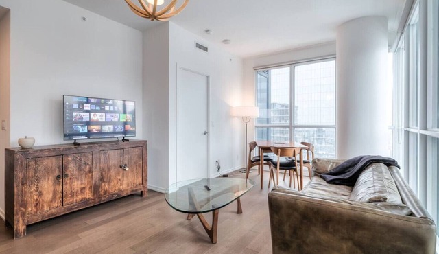 Chic 1BR Condo in Down Town w/Balcony Views