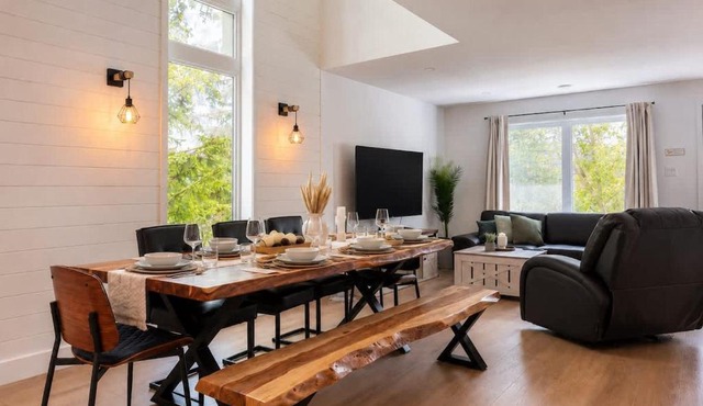 Chic 2-story condo a nature retreat for 6