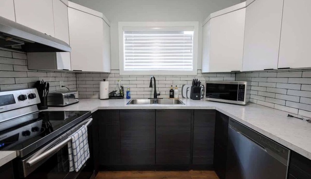 Chic 2BR Suite Smart TV Free WIFI Parking