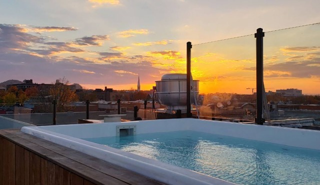Chic Condo with Private Balcony & Hot Tub