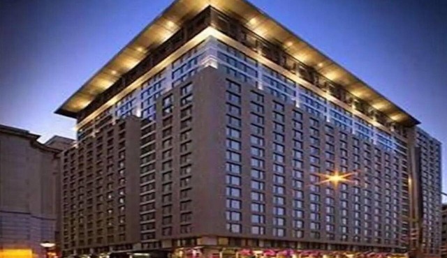 CHIC EXECUTIVE DOWNTOWN CONDO WITH FREE GARAGE PARKING NEAR THE OLD PORT !