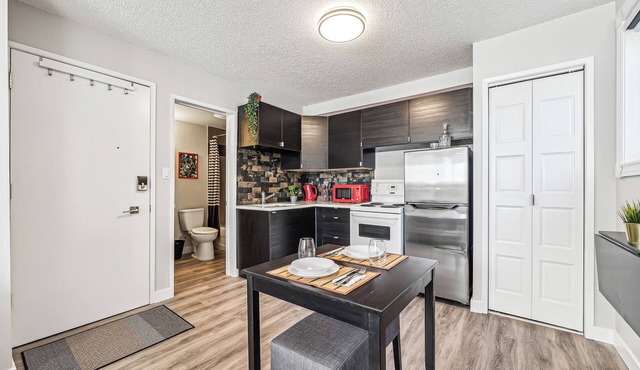 Chic Inner-City Studio - Your Cozy Calgary Escape!