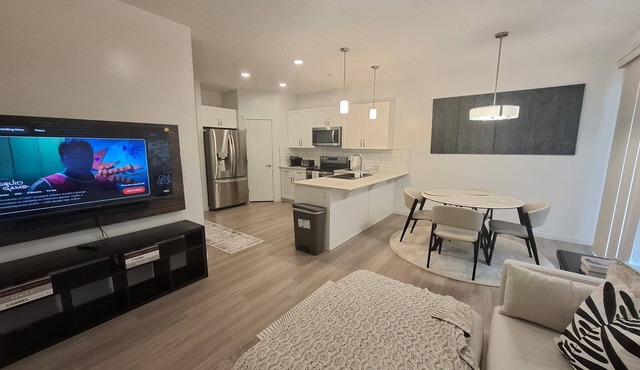 *Chic Modern 4BDRM Home- 2 King Bed,2 living room*