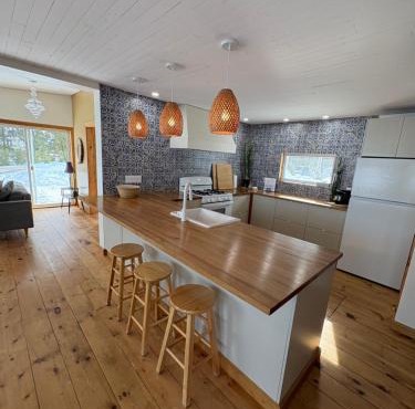 Chic refuge sur le bord de l'eau et des sentiers motoneiges!