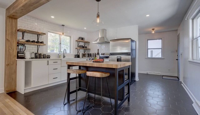 City Escape w deck, BBQ & beautiful back yard