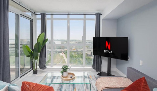 City Views & Free Parking Stylish 2BR Downtown