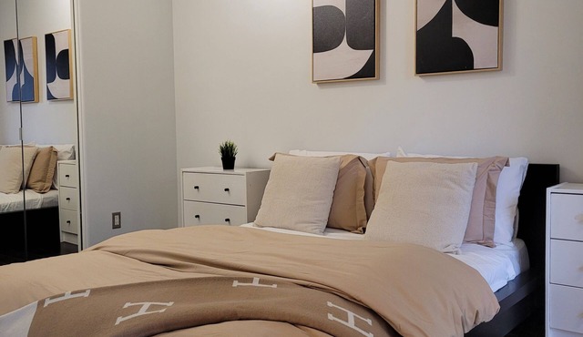 Clean, contemporary pet friendly Yaletown apartment