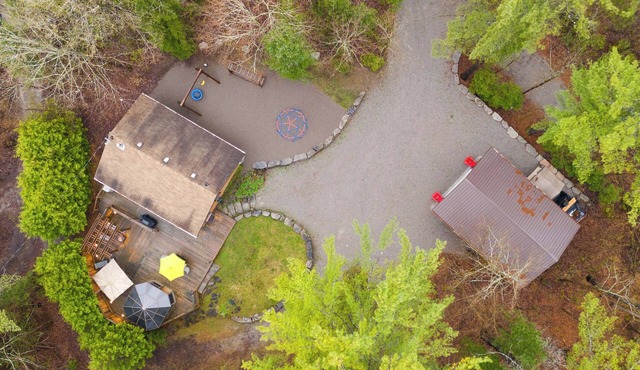 Clear Bay Cabin Pet friendly log cabin, private 1.3 acres beach 4 min. drive.