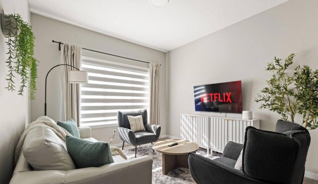 Coastal Escape | Sleeps 12 | Near WEM | King Beds!