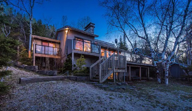 Cobblestone Waterfront cottage 4 Bedrooms, 2 Bathrooms, Sauna at Lion Head