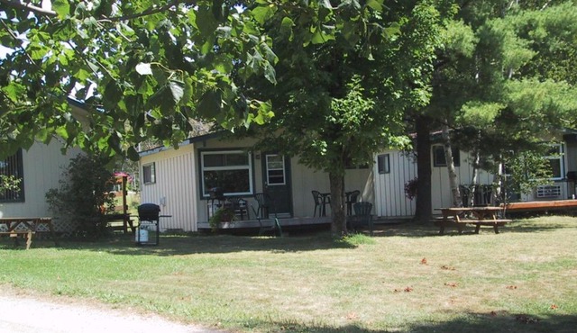 Colonial Bay Motel and Cottages